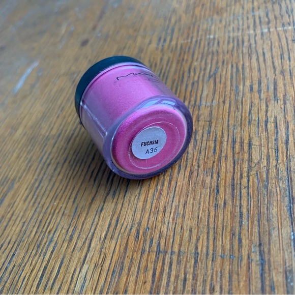 MAC Pigment Fuchsia - Picture 2 of 4